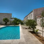 Petroulas Village نافبليو