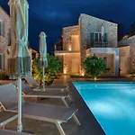 Petroulas Village نافبليو
